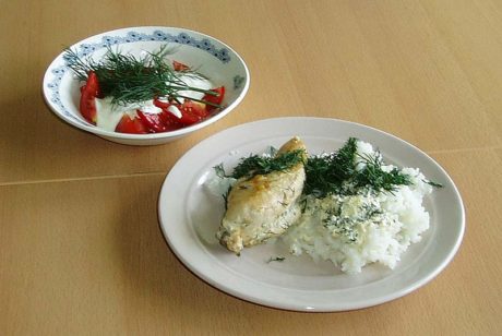 Рецепт вебмастера: фотография. Курица с рисом и салат из помидоров